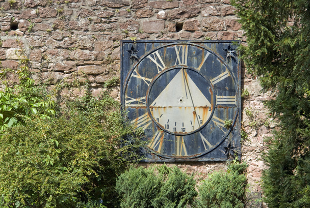 παλιά ηλιακό ρολόι σε έναν τοίχο από τούβλα - Φωτογραφία, εικόνα