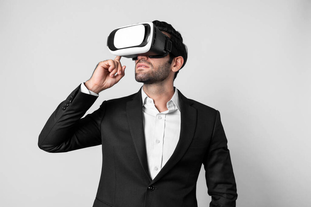 Bělošský podnikatel plánuje finanční plán při použití VR brýle. Profesionální projektový manažer stojící a dotýkající se VR headset při použití brýlí vizuální reality pro připojení metaverze. Odchylka. - Fotografie, Obrázek