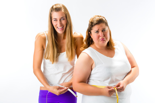 Mujeres que miden la cintura con cinta
 - Foto, imagen