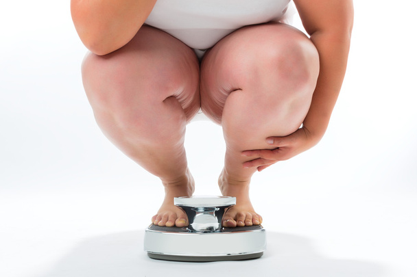 Elhízott fiatal nőt elágazó skálán - Fotó, kép