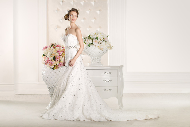 Gorgeous bride in a white room, posing - Foto, Imagen