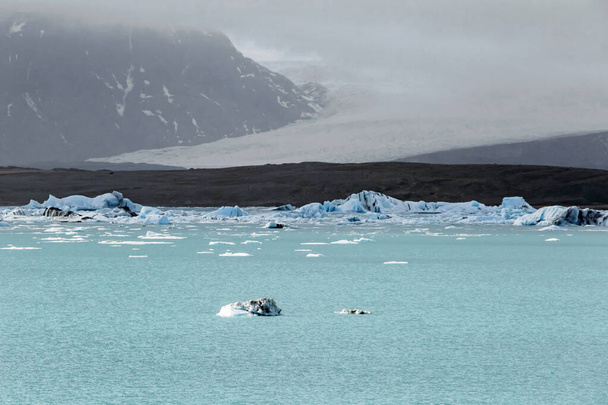 Eislandschaft in der Jokulsarlon-Gletscherlagune in Island  - Foto, Bild