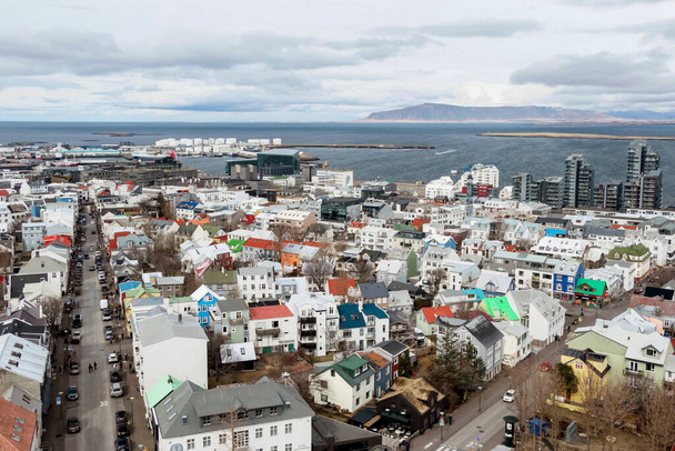 Reykjavik, İzlanda 'da renkli binaları olan şehir manzarası  - Fotoğraf, Görsel