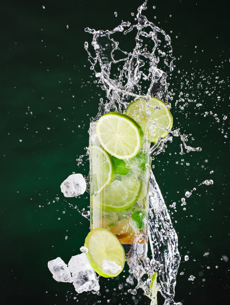 fresh mojito drink with liquid and drift - Foto, afbeelding