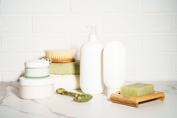 Produits cosmétiques naturels, produits de beauté dans la salle de bain sur fond blanc. - Photo, image