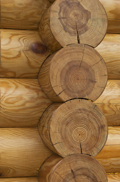 Detalle de una pared de una casa de madera hecha de troncos
. - Foto, Imagen