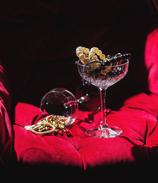Perlen aus Perlen im Weinglas. Schmuck im Weinglas - Foto, Bild