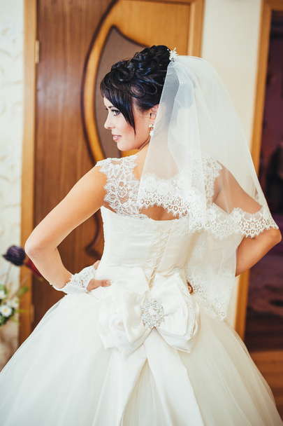 Young beautiful caucasian bride. wedding fashion portrait. - Foto, Imagen