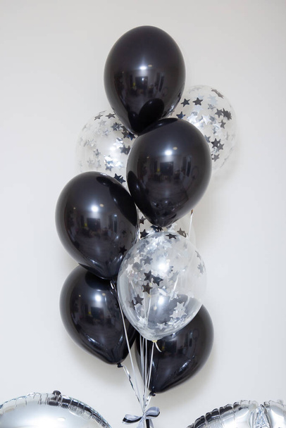 hromada černých a stříbrných balónků pro muže na bílém pozadí - Fotografie, Obrázek