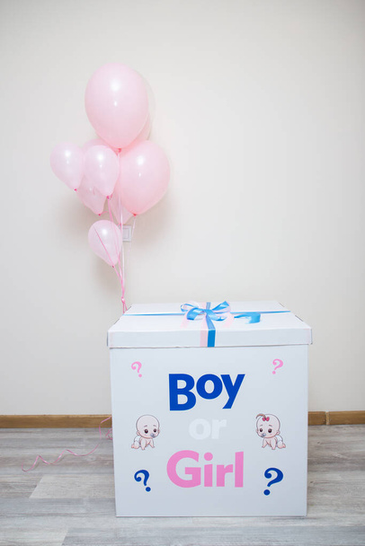 gran caja sorpresa con globos para fiesta de género - Foto, Imagen