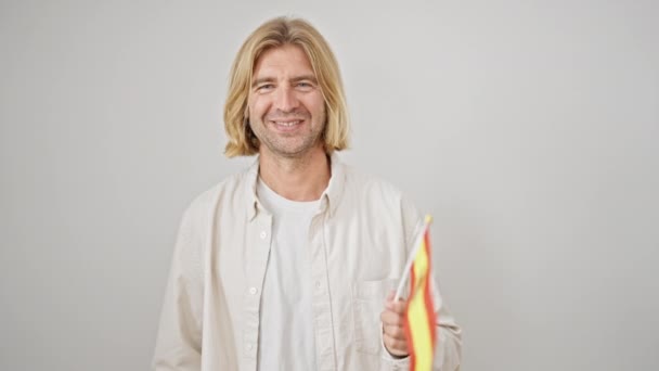 Улыбающийся блондин с испанским флагом на белом фоне - Кадры, видео