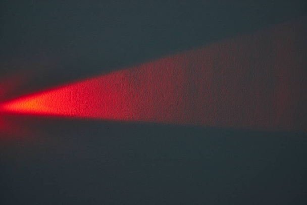 Abstraktes Drama in Rot: Auffälliges Zusammenspiel von Licht und Schatten in einem Farbverlauf, aufgenommen in Fort Wayne, Indiana - Foto, Bild