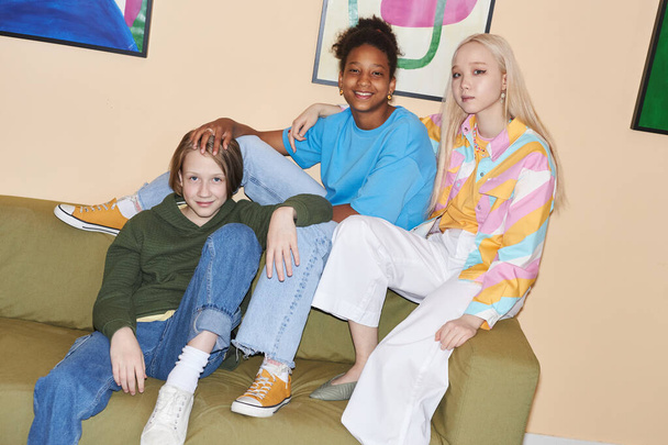 Moda portret nastolatków ubranych w kolorowe ubrania casual wewnątrz, nakręcony z lampy błyskowej - Zdjęcie, obraz
