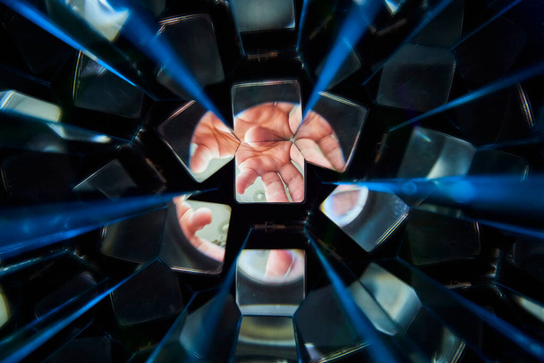 Abstrakte Wahrnehmung der Hand durch geometrisches Kaleidoskop - Eine einzigartige künstlerische Vision aus Fort Wayne, Indiana - Foto, Bild