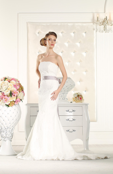 Gorgeous bride in a white room, posing - Foto, immagini