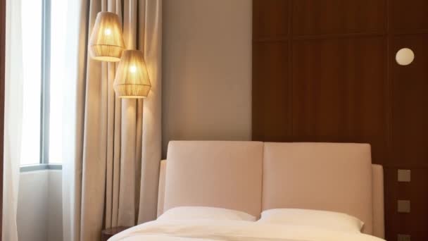 Dormitorio en una elegante villa costosa en Dubai, iluminada por la luz del sol. Moción lenta - Metraje, vídeo