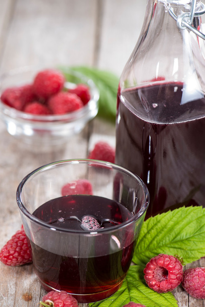 Raspberry Sirup in a glass - Foto, afbeelding