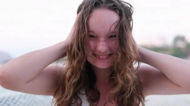 девушка искренний смех Расслабляющий на пляже эмоции молодой девушки обгорела кожа рыжие щеки мокрые волосы. летние каникулы. Женщина на фоне озера. Море. река - Кадры, видео