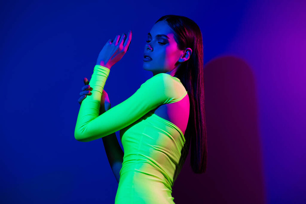 Profil fotografie krásné klidné modelky dívka dotykové ruky představuje izolované na vícebarevném neonovém pozadí. - Fotografie, Obrázek