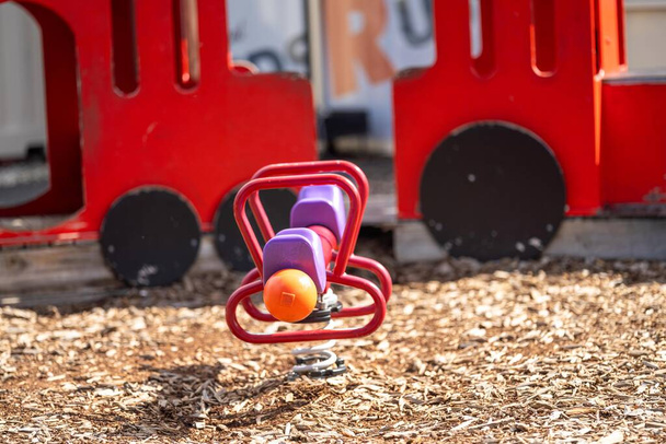 rode trein in een speeltuin voor kinderen in Australië tijdens de schoolvakanties - Foto, afbeelding