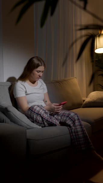Traurige Frau erhält negative Nachricht am Telefon. Teenager bricht Beziehung mit SMS ab. - Filmmaterial, Video