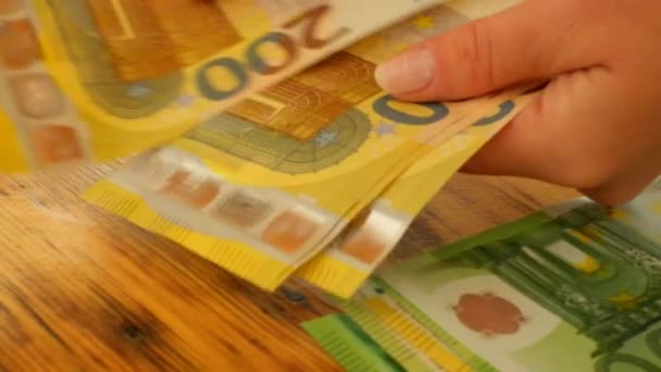 Eurobiljetten.Geldaccumulaties en -besparingen.Vrouwenhanden tellen eurobiljetten. Uitgaven en verdiensten van vrouwen in Europa. 4k-beelden - Video