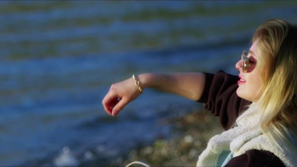 Młoda dziewczyna Spędzać czas w przyrodzie w pobliżu morza odkryty  - Materiał filmowy, wideo