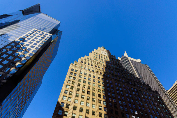 Manhattan, New York City USA Paysage urbain moderne avec gratte-ciel Bâtiments de bureaux d'affaires de bas en haut. - Photo, image