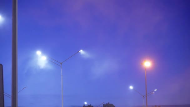 Noche de niebla en el estacionamiento con luces de calle. Noche, enfoque selectivo - Metraje, vídeo