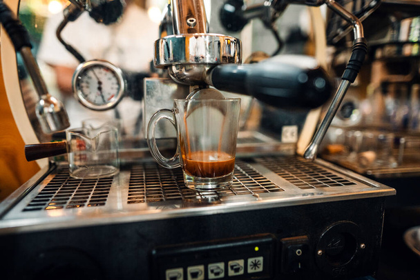 Čerstvé espresso výstřel tryskající ze stroje - Fotografie, Obrázek