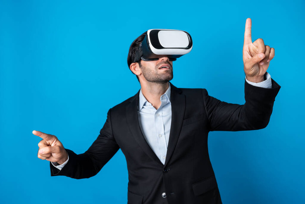 Ügyes üzletember, aki VR szemüveget és öltönyt visel. Projekt menedzser ellenőrzése és kiválasztása használata közben vizuális valóság szemüveg vagy headset. Innovációs technológia. Eltérés. - Fotó, kép