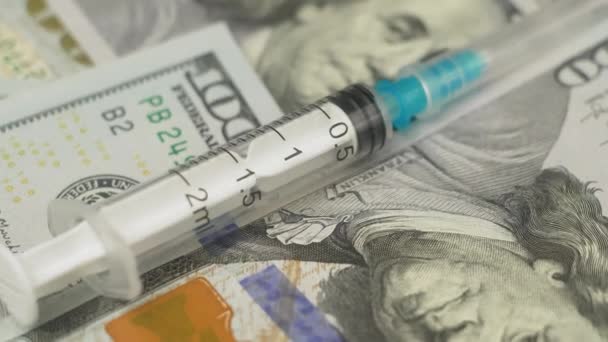 Fecskendő az egydolláros bankjegyek hátteréről. Lassíts, zárj be. Egészségügyi költségek az Amerikai Egyesült Államokban. Pénz és gyógyszer. Gyógyszeripari bevételek - Felvétel, videó