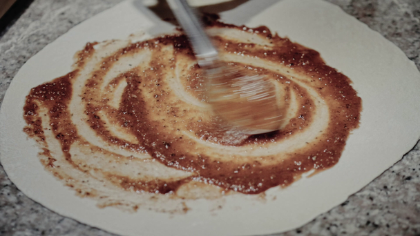 ein Koch fügt Tomatensauce hinzu - Filmmaterial, Video