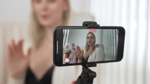 Молодая социальная медиа контент создатель женщина сделать модное видео с помощью селфи палку. Блогер улыбается в камеру, заставляя убедительную онлайн-одежду продавать блог аудитории или последователю. Блайт - Кадры, видео
