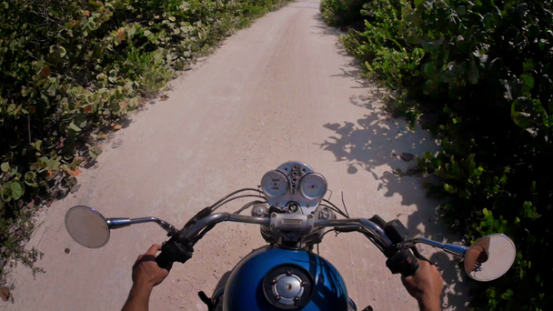 Megszabadítja a motorkerékpár, a hegyekben - Felvétel, videó