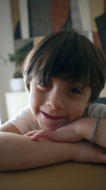 szczęśliwy mały chłopiec patrząc w aparat, portret zbliżenie twarz 5-letni kaukaski dziecko z przystojny wyraz twarzy - Zdjęcie, obraz
