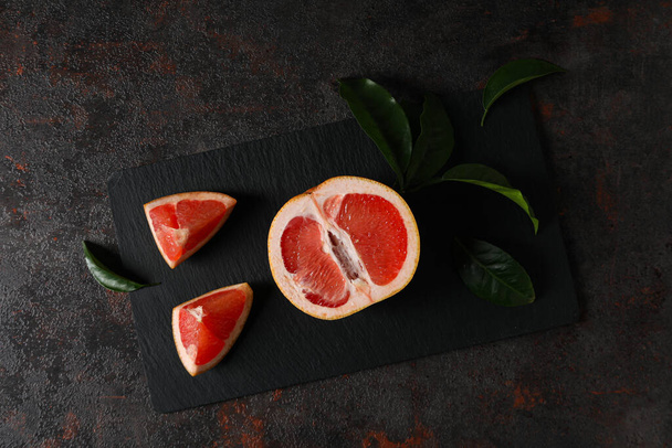 Соковиті літні фрукти - грейпфрут, концепція свіжої їжі - Фото, зображення