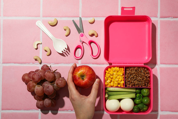 Růžový oběd box s jídlem a čerstvým ovocem - Fotografie, Obrázek
