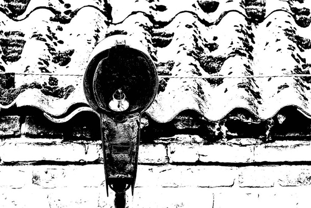 STREET LAMP - Çok eski ve yıkılmış bir fener asbest çatılı eski bir tuğla bina üzerinde - Fotoğraf, Görsel