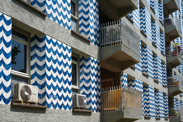 Détail du bâtiment résidentiel recouvert de tuiles bleues et blanches modernes - Photo, image