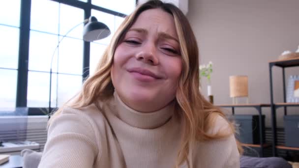 Φιλική λευκή γυναίκα στέλνει αεροπορικό φιλί σε βιντεοκλήση και λέει αντίο στο σπίτι. Γυναίκα blogger εγγραφή βίντεο για online social media. - Πλάνα, βίντεο