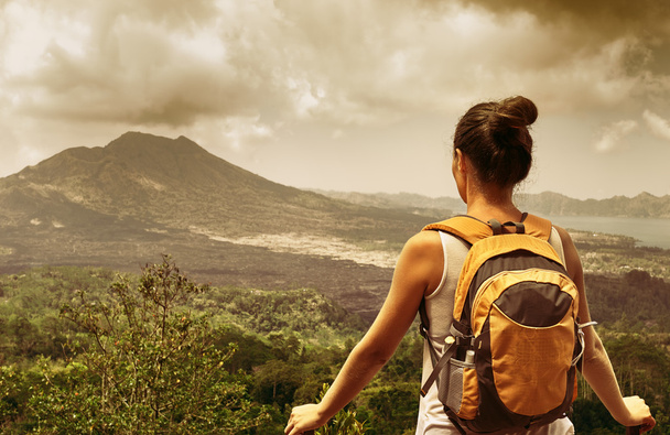 女性旅行者バトゥール火山を見てします。インドネシア - 写真・画像