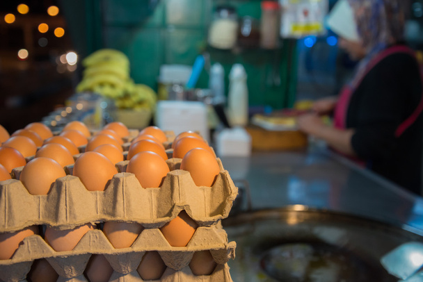 Яйце для приготування індійської традиційної їжі з борошна
 - Фото, зображення