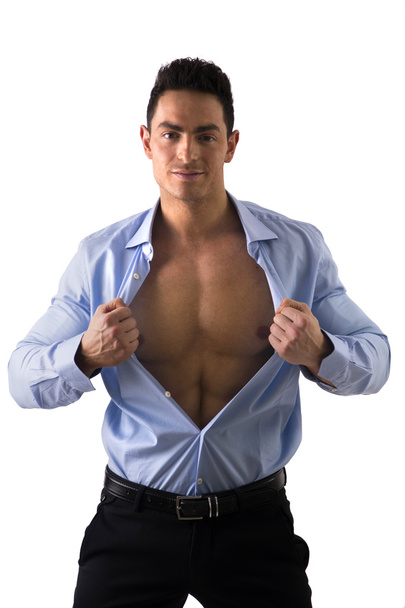 Giovane uomo visualizzati i suoi muscoli addominali e pettorali apertura camicia - Foto, immagini