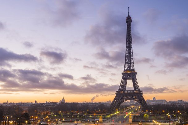 Eiffel-torony, a felhős ég - Fotó, kép