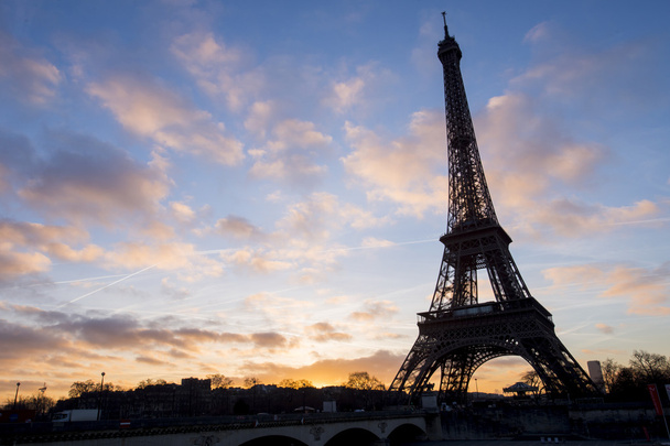 Eiffel-torony, a felhős ég - Fotó, kép