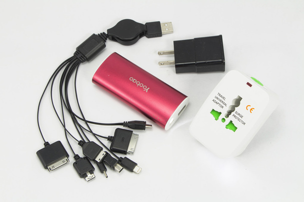 Универсальный USB мобильный телефон зарядное устройство на белом фоне
 - Фото, изображение