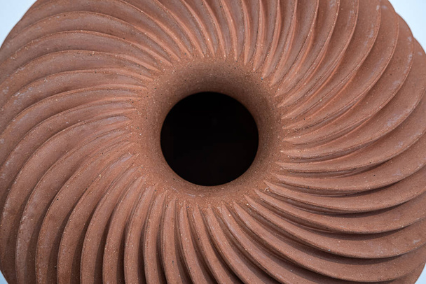 Виставка Генріка Люли має різноманітний спектр керамічних форм, від мушлі до глеків, що демонструють майстерність в області скління, кольору та текстури. - Фото, зображення