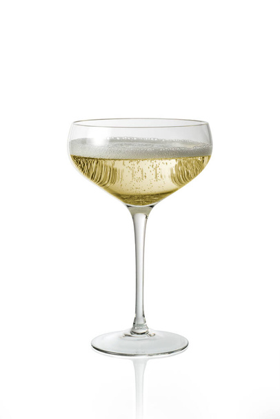 Copa de vidrio con vino espumoso con espuma aislada sobre fondo blanco - Foto, imagen