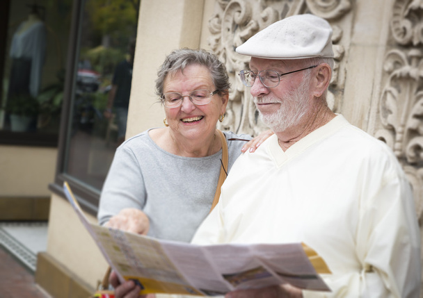 Para starszy turysta patrząc na mapę broszura - Zdjęcie, obraz